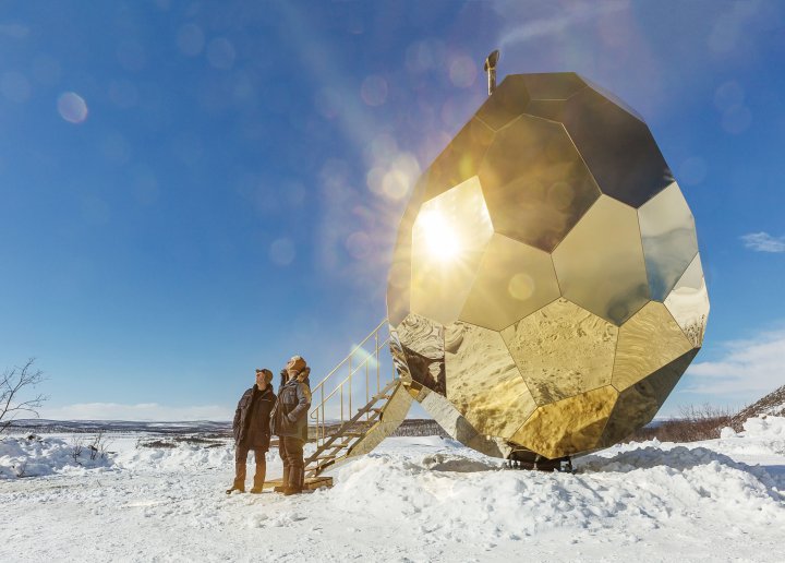 Сауну в виде большого золотого яйца построили в Швеции