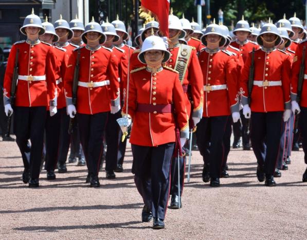 Солдат из Канады стала первой женщиной-офицером пехоты, командующей войсками Елизаветы Второй