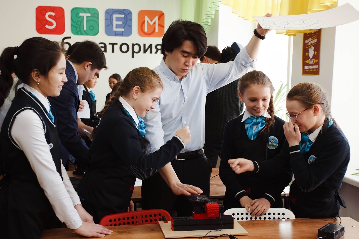 В Астане открылась STEM-лаборатория для школьников