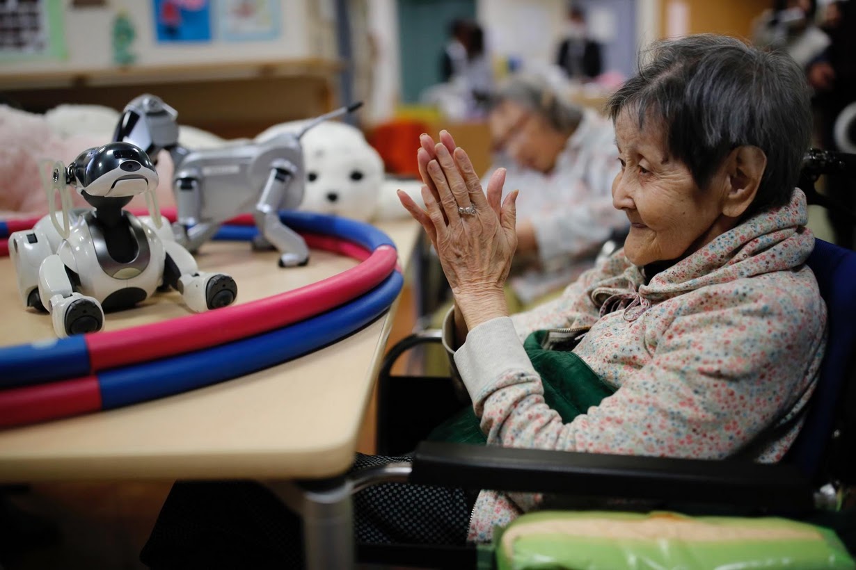 Роботы помогают персоналу ухаживать за пожилыми в японских домах престарелых 