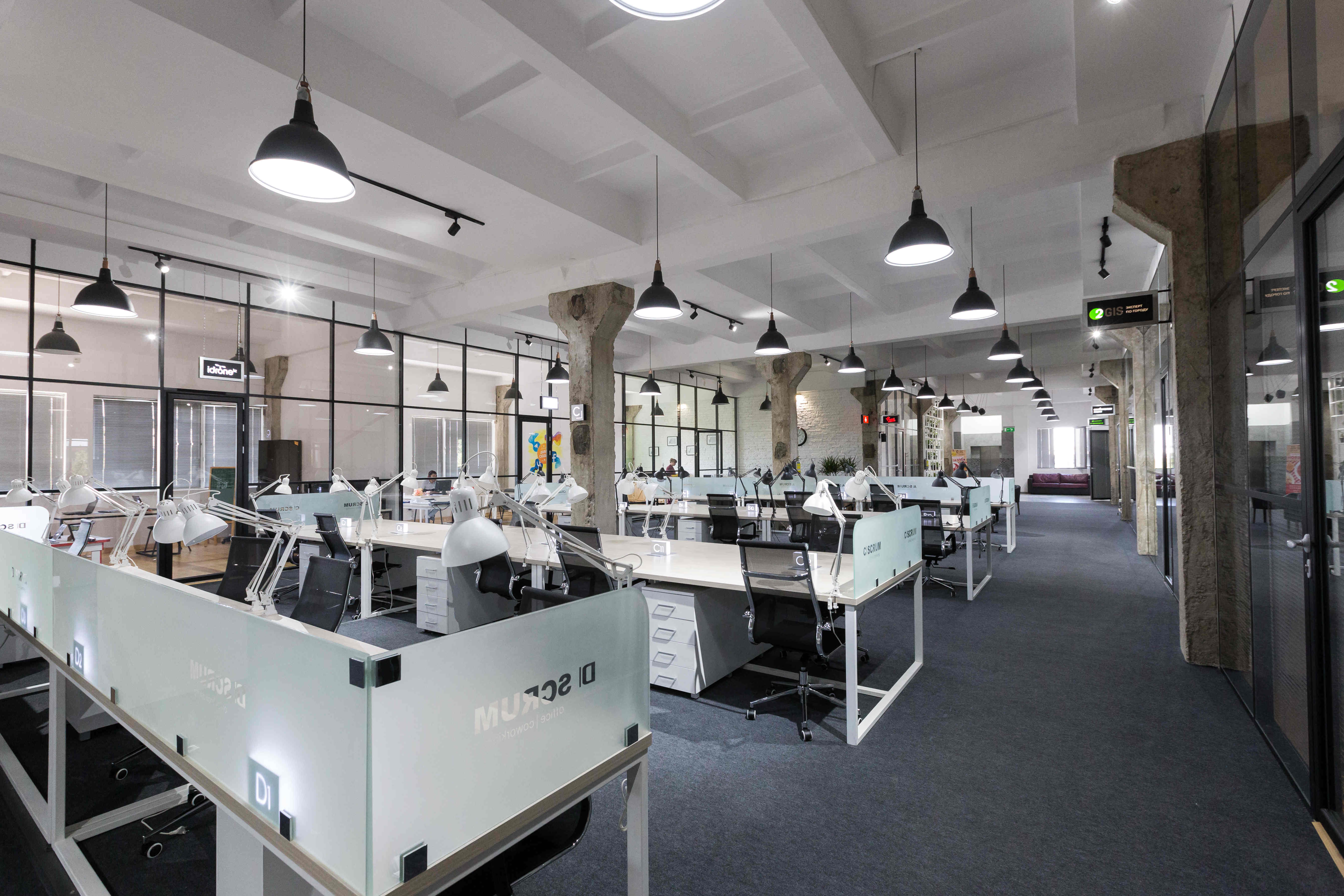 Офис мечты: Библиотека, зона отдыха и высокие потолки в Scrum Coworking