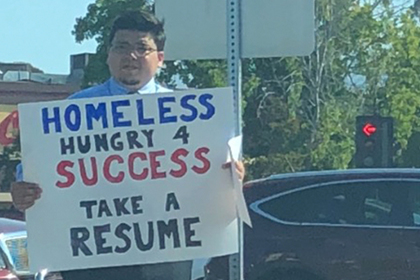 Бездомный веб-разработчик вышел на улицу в поисках работы и получил двести предложений