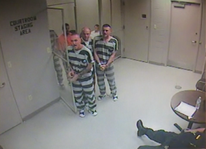 Техасские заключенные выбрались из камеры, чтобы спасти надзирателя