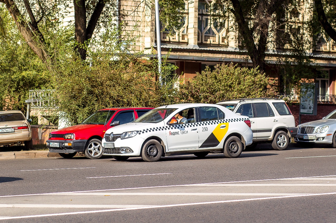 Высокий спрос: в Яндекс.Такси теперь можно отслеживать стоимость поездки 