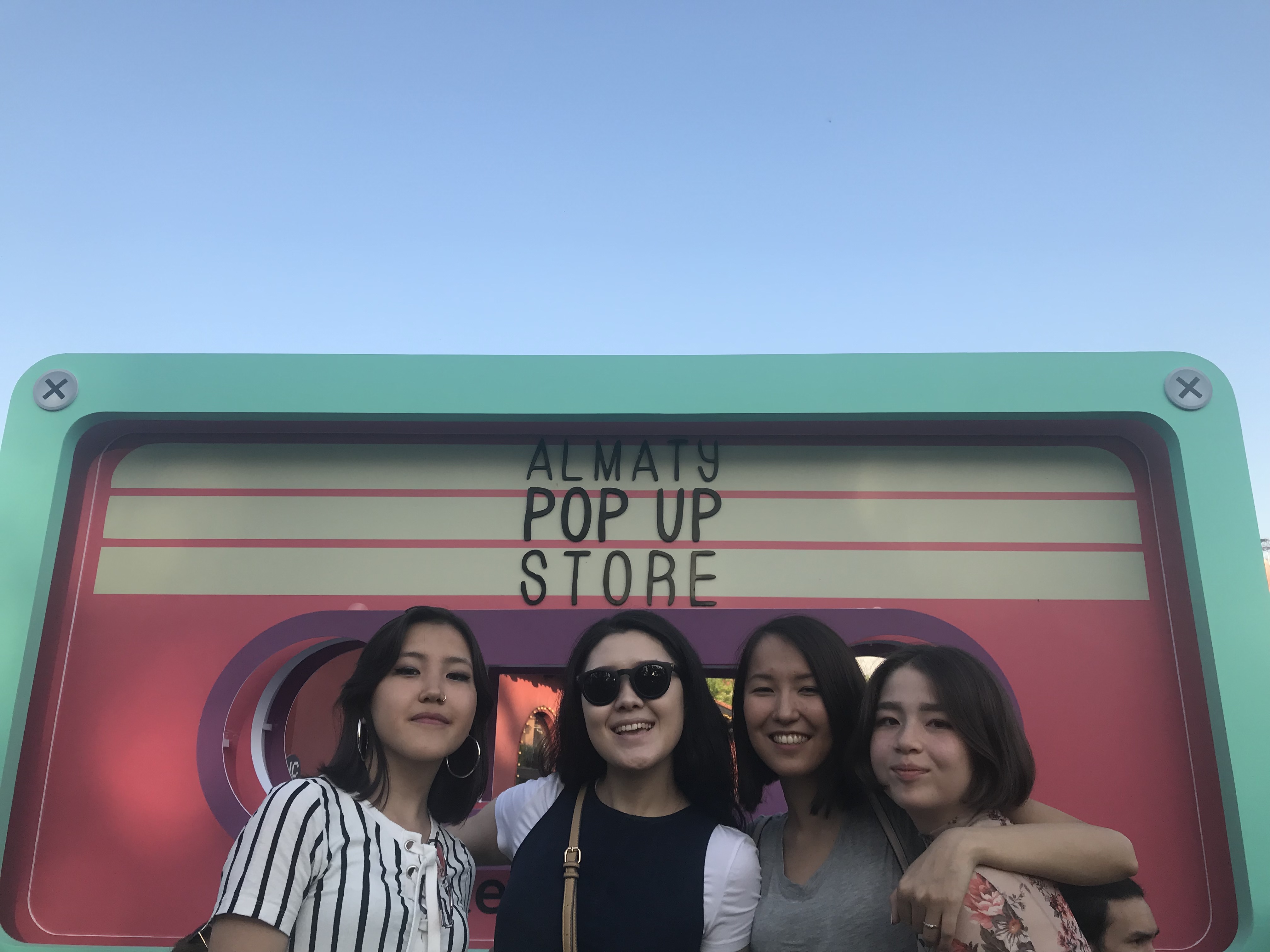 Almaty Pop Up Store: Про различие поколений, вдумчивое потребление и сбор мусора