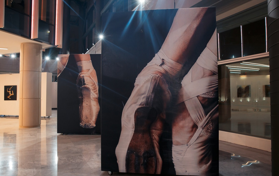 В Астане открылась выставка знаменитого художника Рона Ди Сценза "Dancing in the Dark"