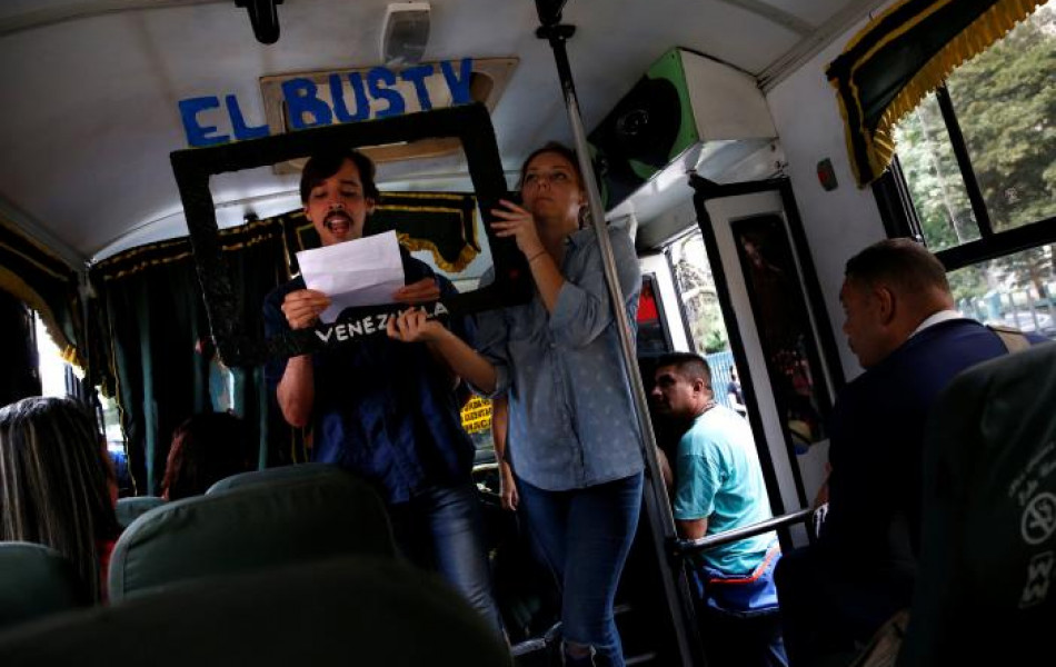 Транслировать новости в живую в автобусах решили венесуэльские журналисты 