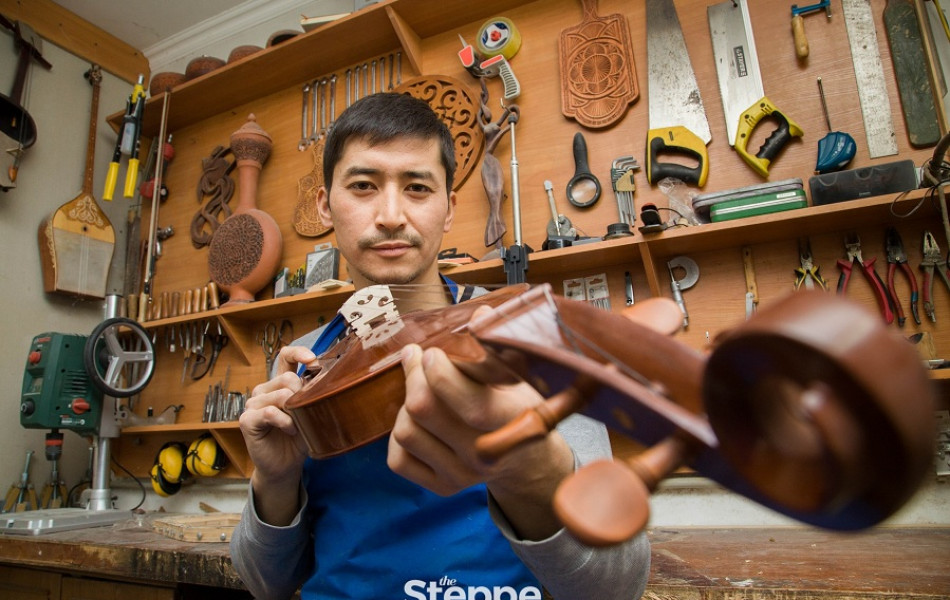 Как бывший юрист продолжает династию мастеров казахских народных музыкальных инструментов