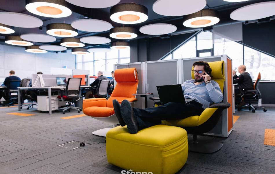 Офис мечты: Лампы в форме ДНК, защита конфиденциальных переговоров и мебель премиум-класса в Office Solutions 