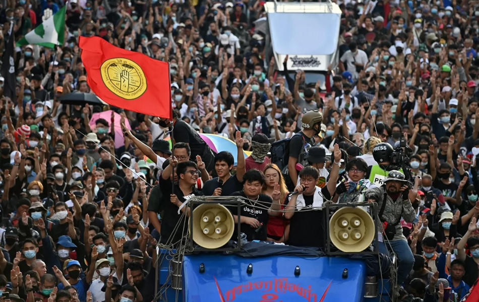 Правительство Таиланда ввело режим ЧП в Бангкоке из-за протестов 