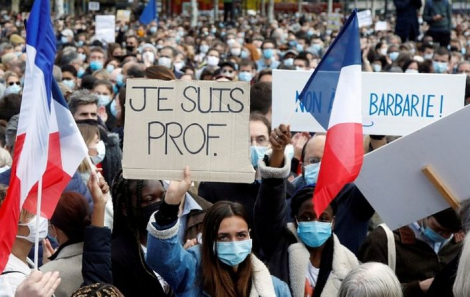 Во Франции учителя вышли на митинг в память об убитом коллеге 