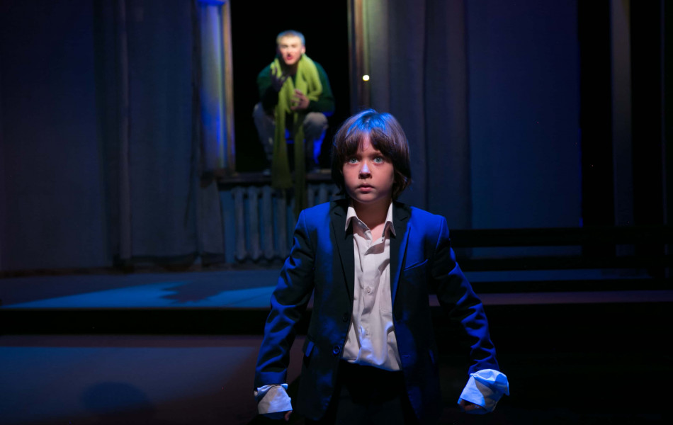 Играть на сцене в девять лет: история юной актрисы из спектакля «Мой папа — Питер Пэн» 