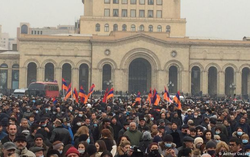 Движение в столице Армении полностью парализовано