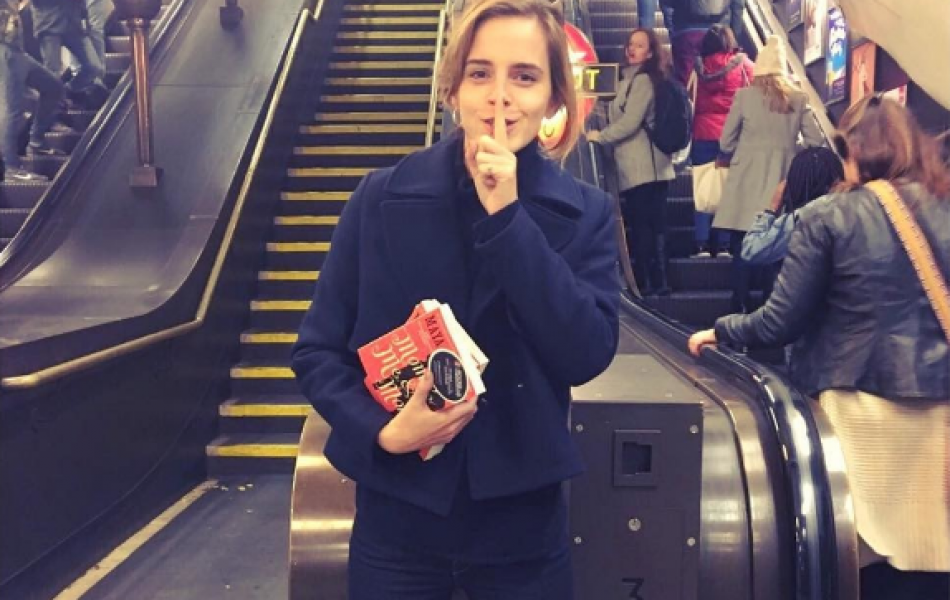 Эмма Уотсон спрятала десятки книг в метро в рамках акции