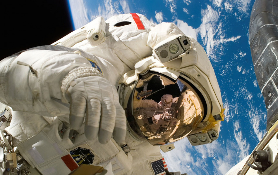 Астронавты МКС завершили шестичасовой выход в открытый космос, чтобы установить солнечные батареи