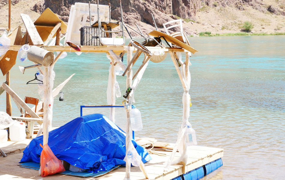 «Трэш Флот»: плот из мусора отправился в путешествие по реке Или