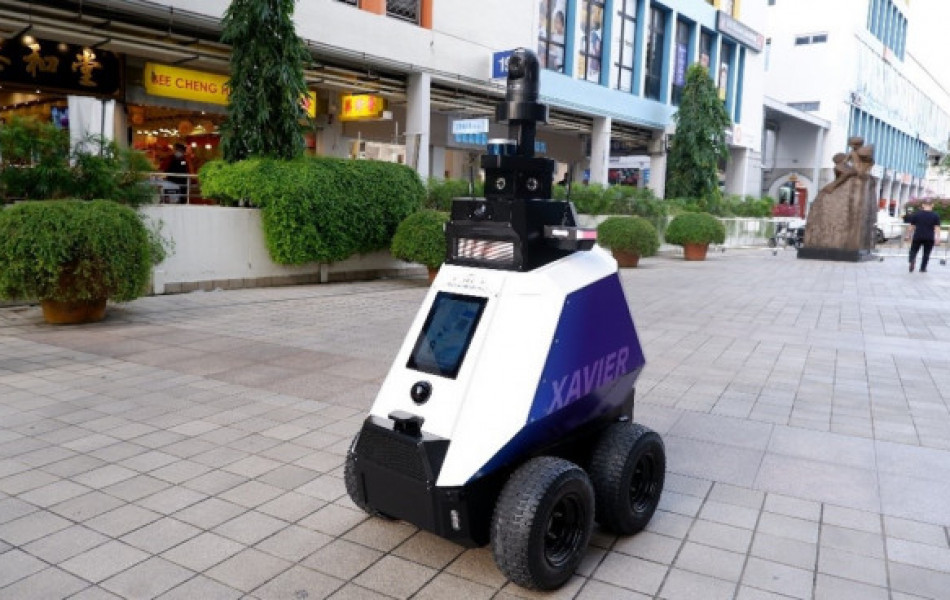 Робот-полицейский Xavier начал следить за порядком на улицах Сингапура