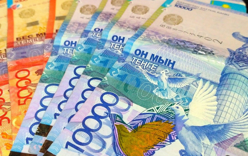 Какими будут минимальные зарплаты и пенсии казахстанцев в 2022 году?