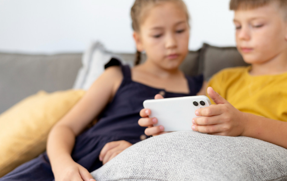 Родители ругают детей за «залипание» в телефонах, но сами подают плохой пример