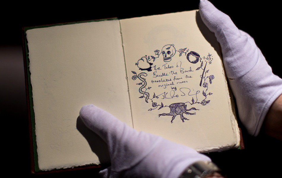 Одна из семи рукописных книг Джоан Роулинг была продана за 368 тысяч фунтов