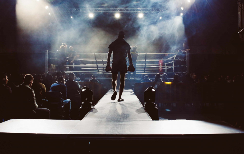 Казахстанский боксер нокаутировал мексиканца и досрочно выиграл бой 