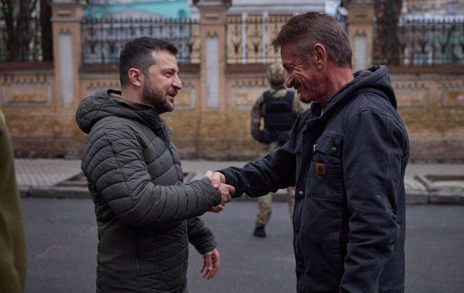 Актер Шон Пенн вручил свой «Оскар» Зеленскому в знак поддержки Украины 