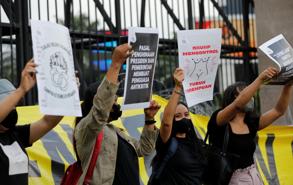 В Индонезии на законодательном уровне запретили секс вне брака. Местные жители вышли на акцию протеста 