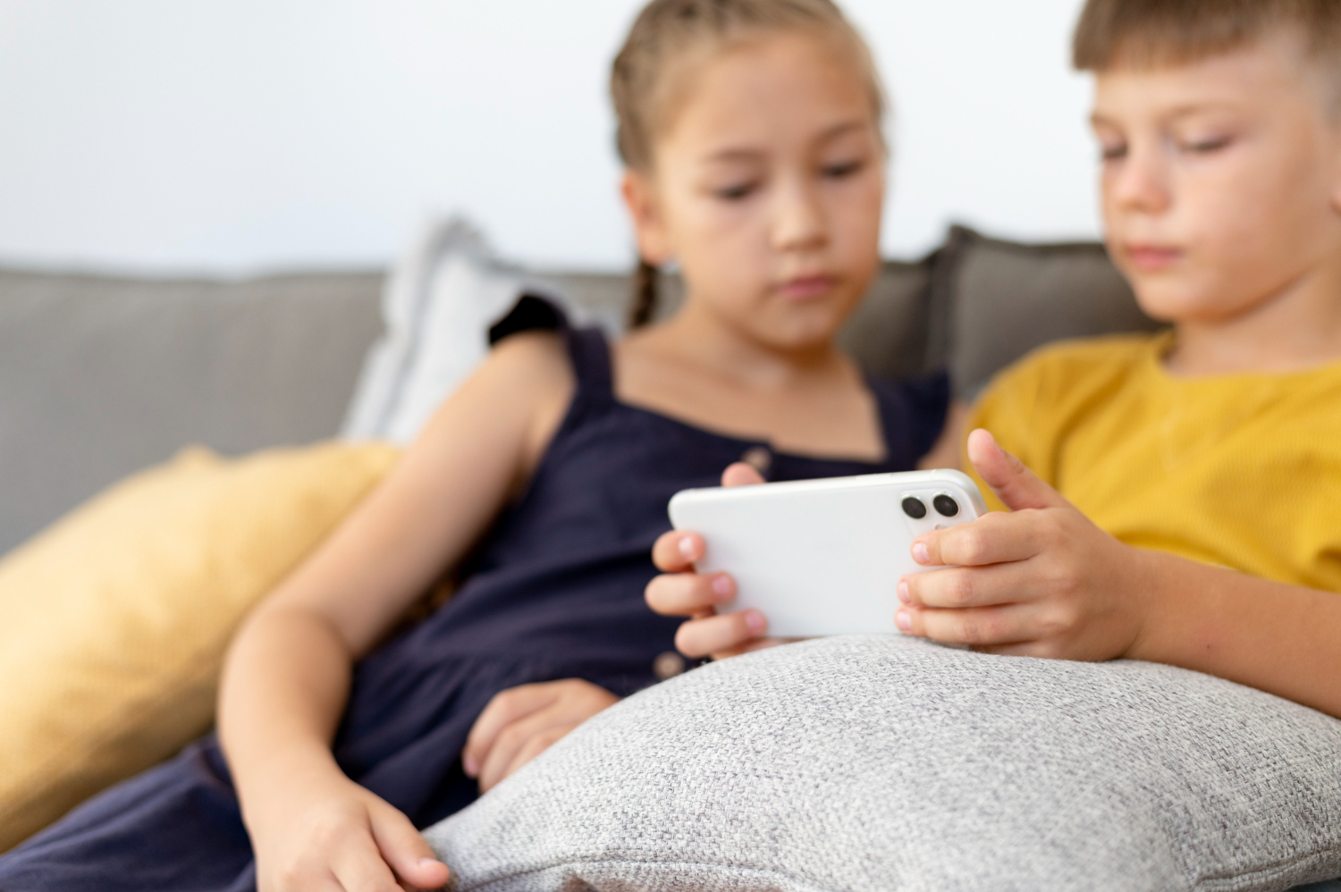 Родители ругают детей за «залипание» в телефонах, но сами подают плохой пример