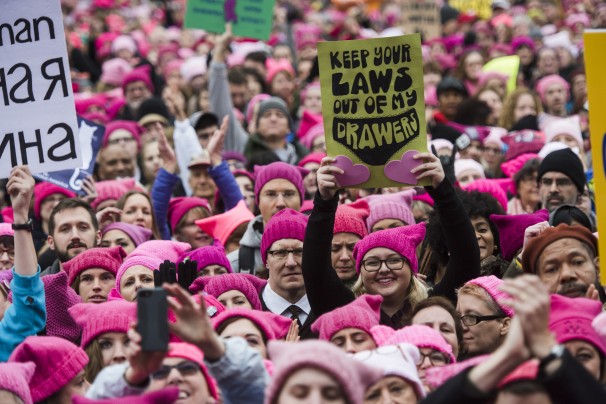 Сотни тысяч человек вышли на «Женские марши» против Дональда Трампа