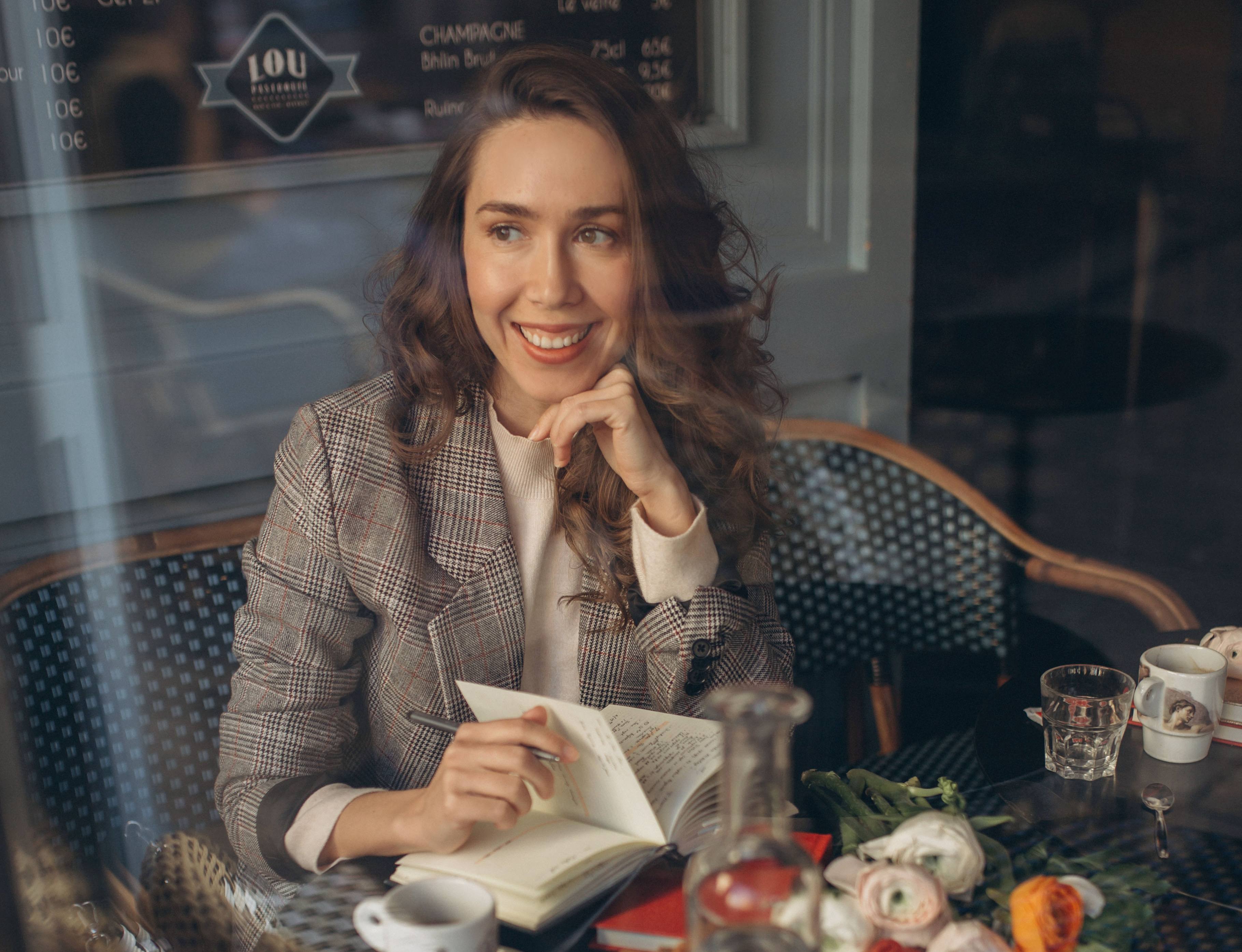 Елена Сатушкина в кафе