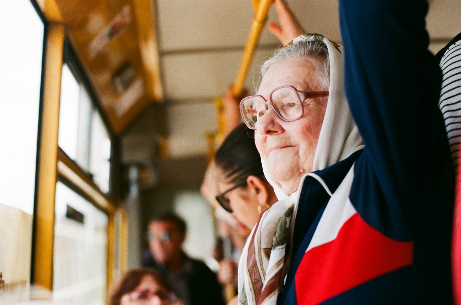 бабушка в автобусе 