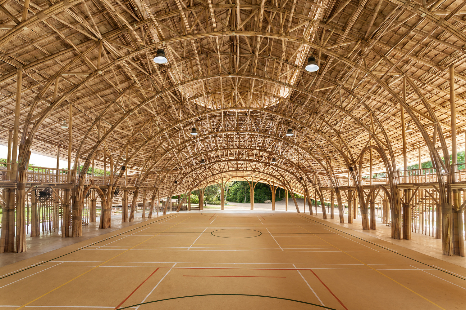 Спортивный павильон из бамбука Международной школы Panyaden