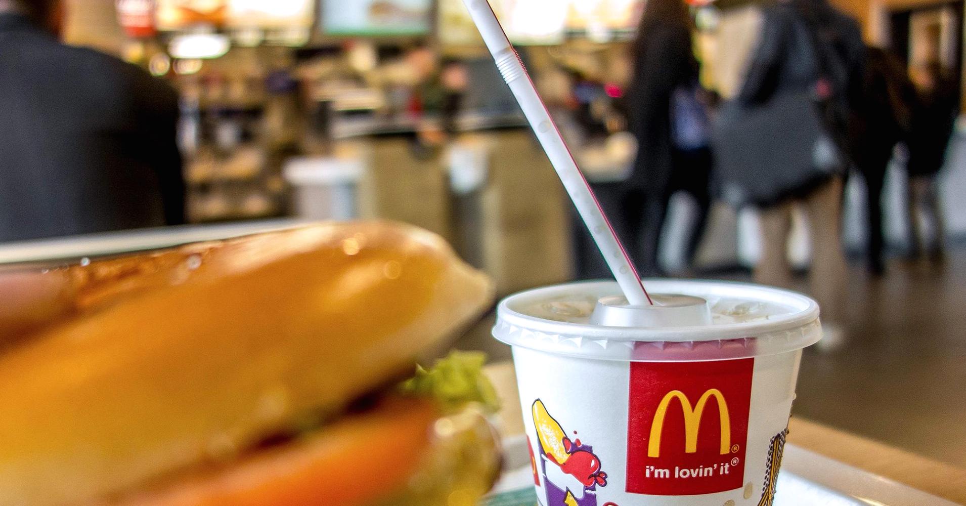 Как McDonald's борется с потреблением пластика на планете