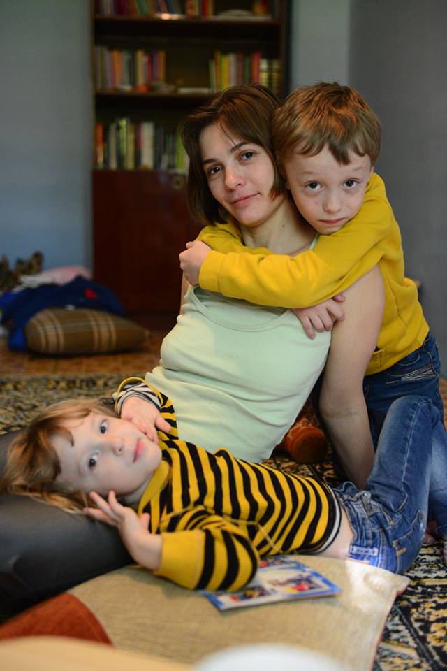 женщина с двумя детьми, обнимание