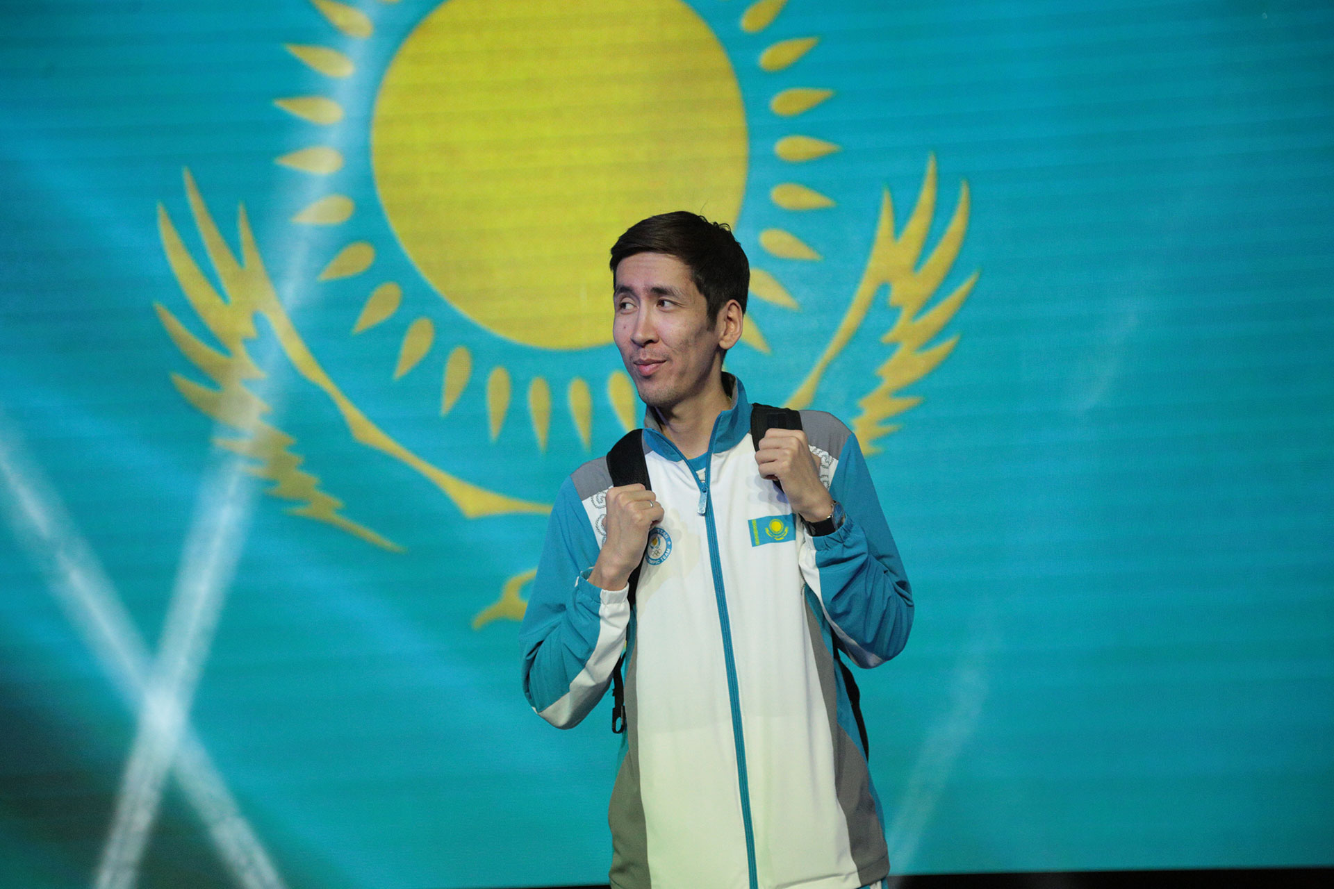 Олжас и флаг Казахстана