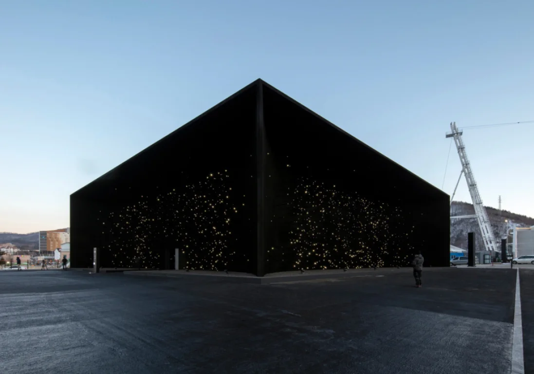 Открылся олимпийский павильон из самого темного материала в мире