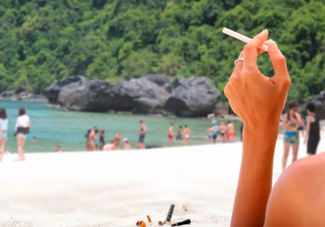 МИД РК перечислил пляжи Таиланда, где запретили курить