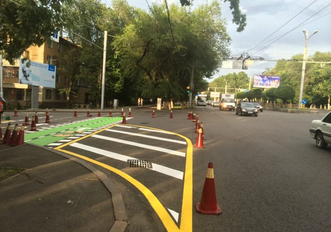 В Алматы появился первый дорожный велопереезд