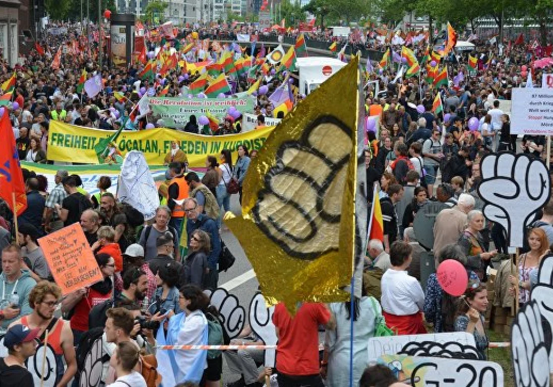 Активистка из Казахстана митингует в Гамбурге против G20