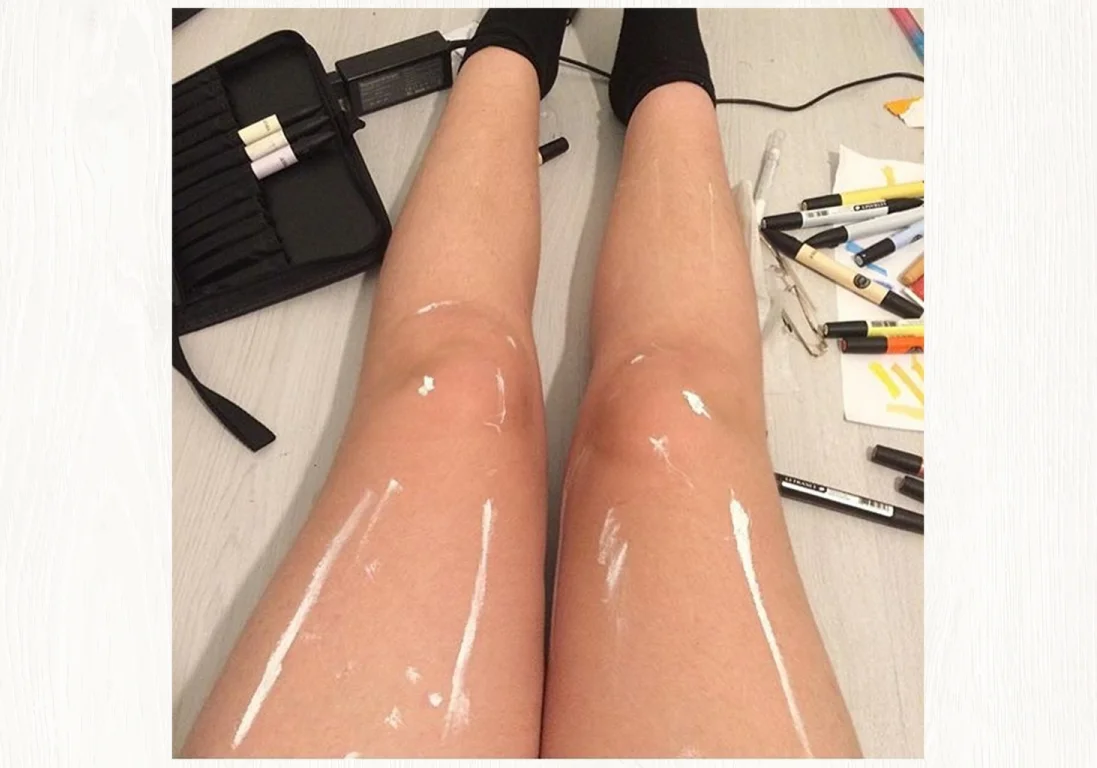 Пользователей соцсетей сбила с толку оптическая иллюзия с женскими ногами