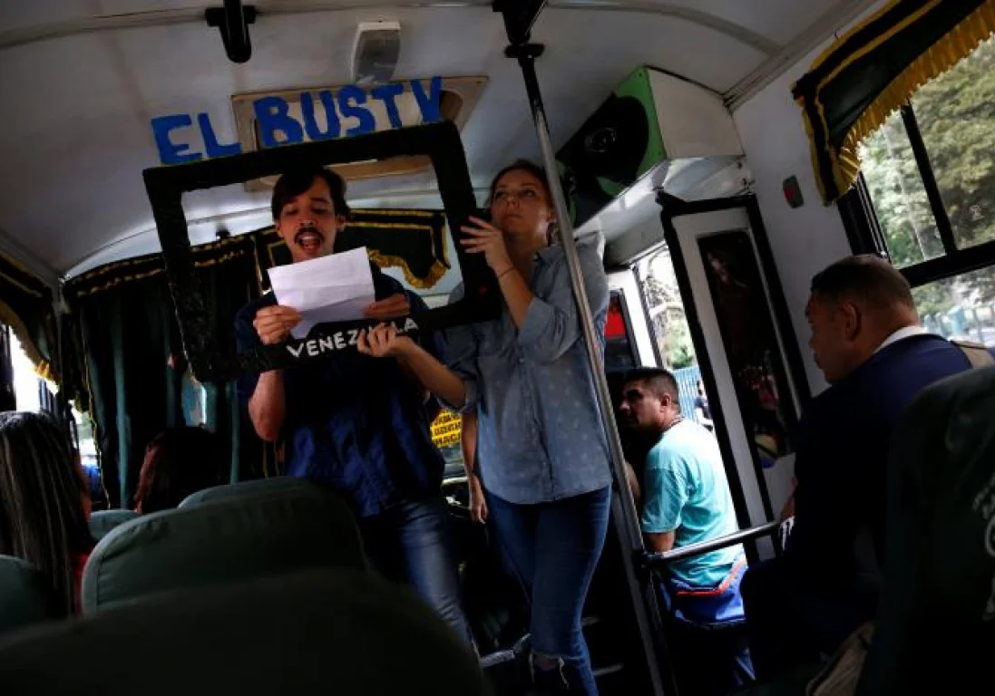 Транслировать новости в живую в автобусах решили венесуэльские журналисты