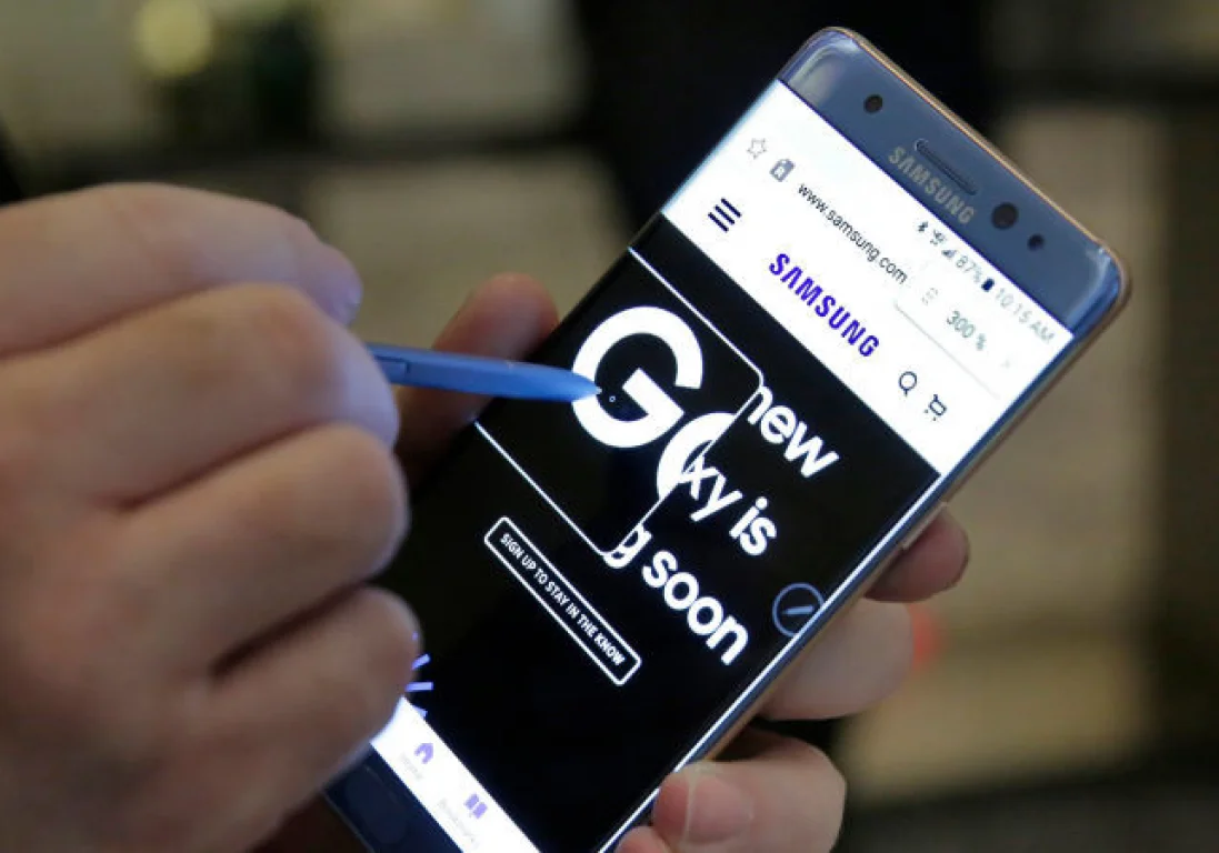 Samsung остановила мировые продажи Galaxy Note 7 и попросила отключить эти смартфоны