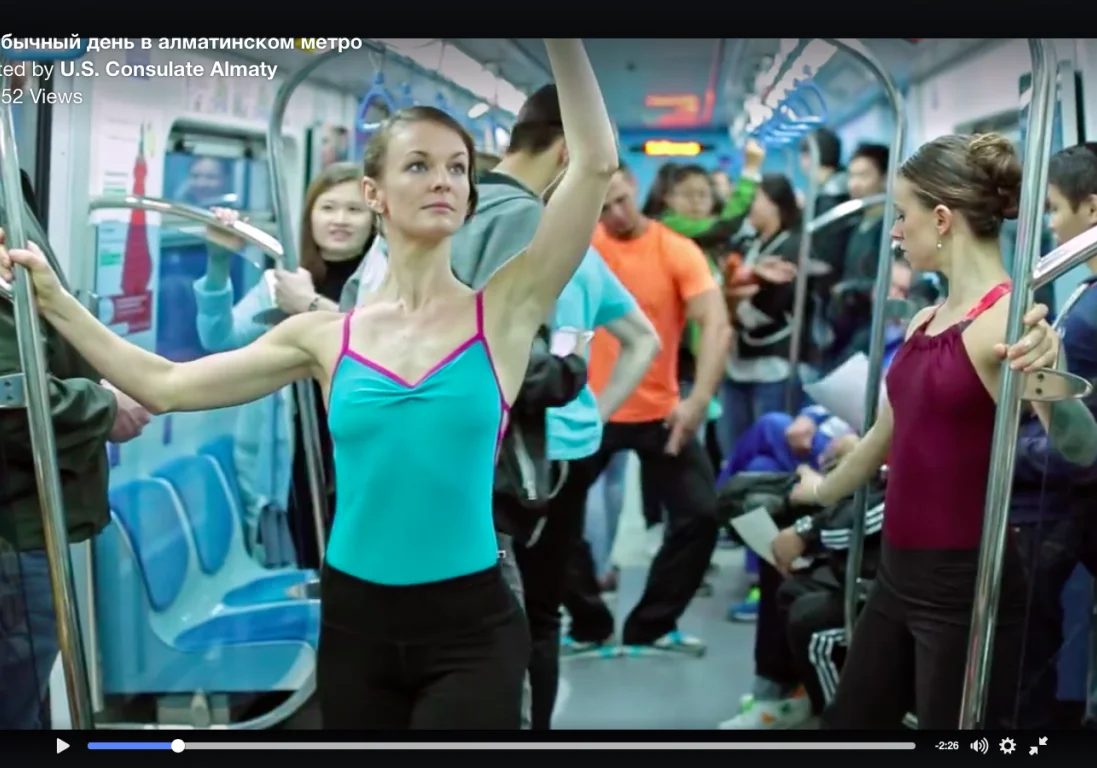 Танцы под землей: американские и казахстанские балетные артисты устроили флешмоб в метро