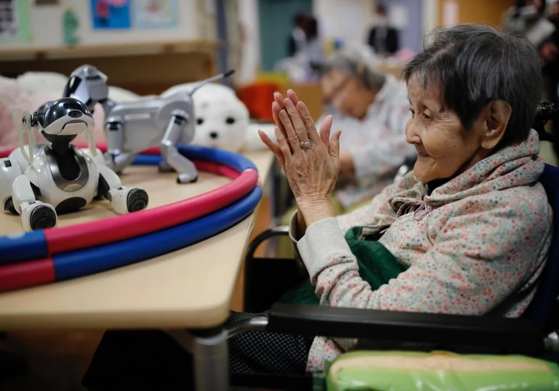 Роботы помогают персоналу ухаживать за пожилыми в японских домах престарелых