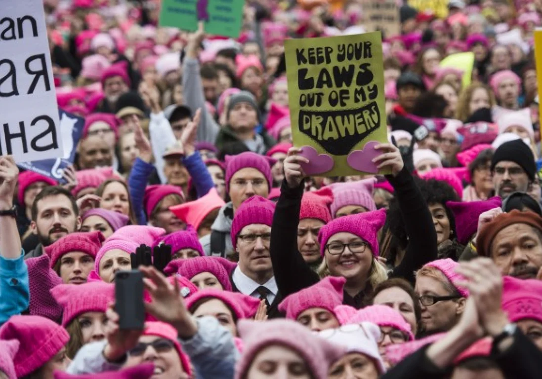 Сотни тысяч человек вышли на «Женские марши» против Дональда Трампа