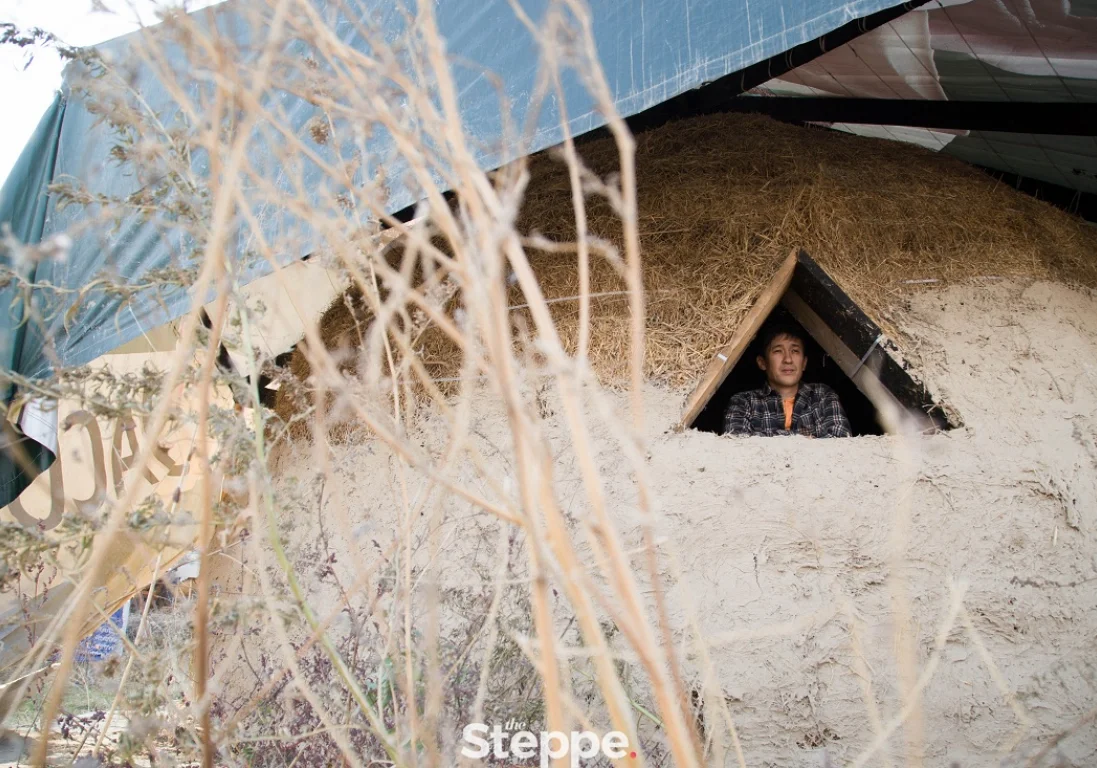 Я живу на экоферме: Как Денис Тен строит глиняную юрту в Алматинской области