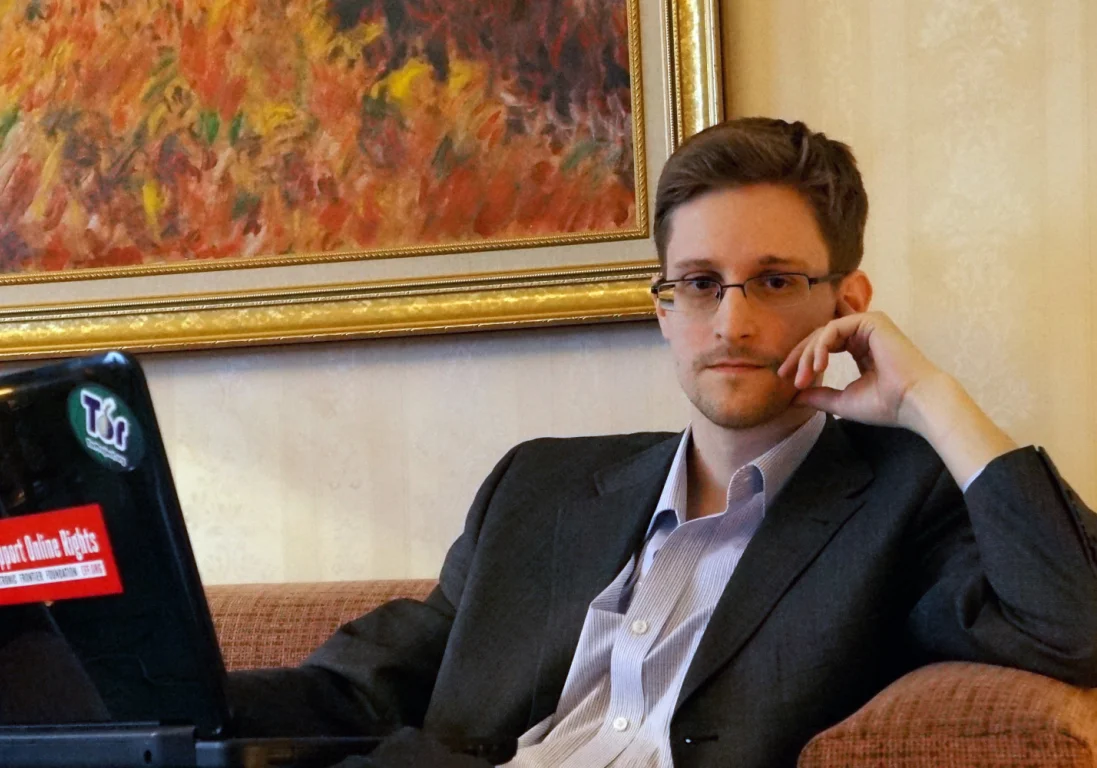 Эдвард Сноуден разрабатывает чехол, защищающий от слежки