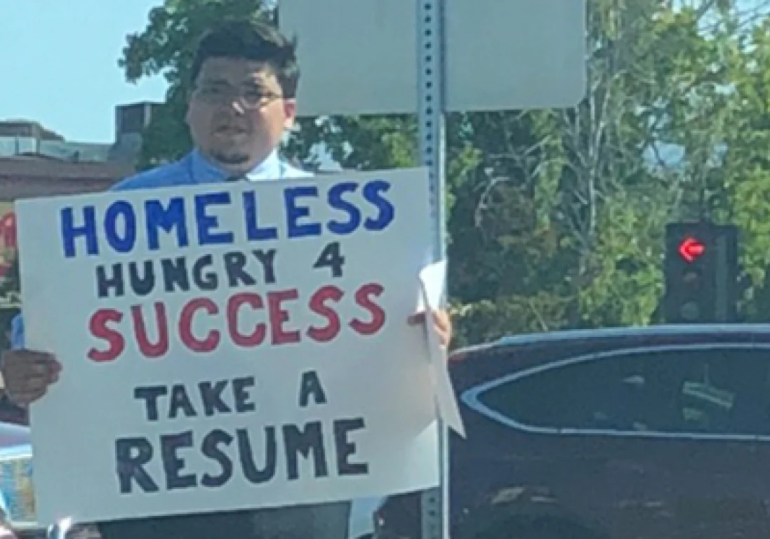 Бездомный веб-разработчик вышел на улицу в поисках работы и получил двести предложений