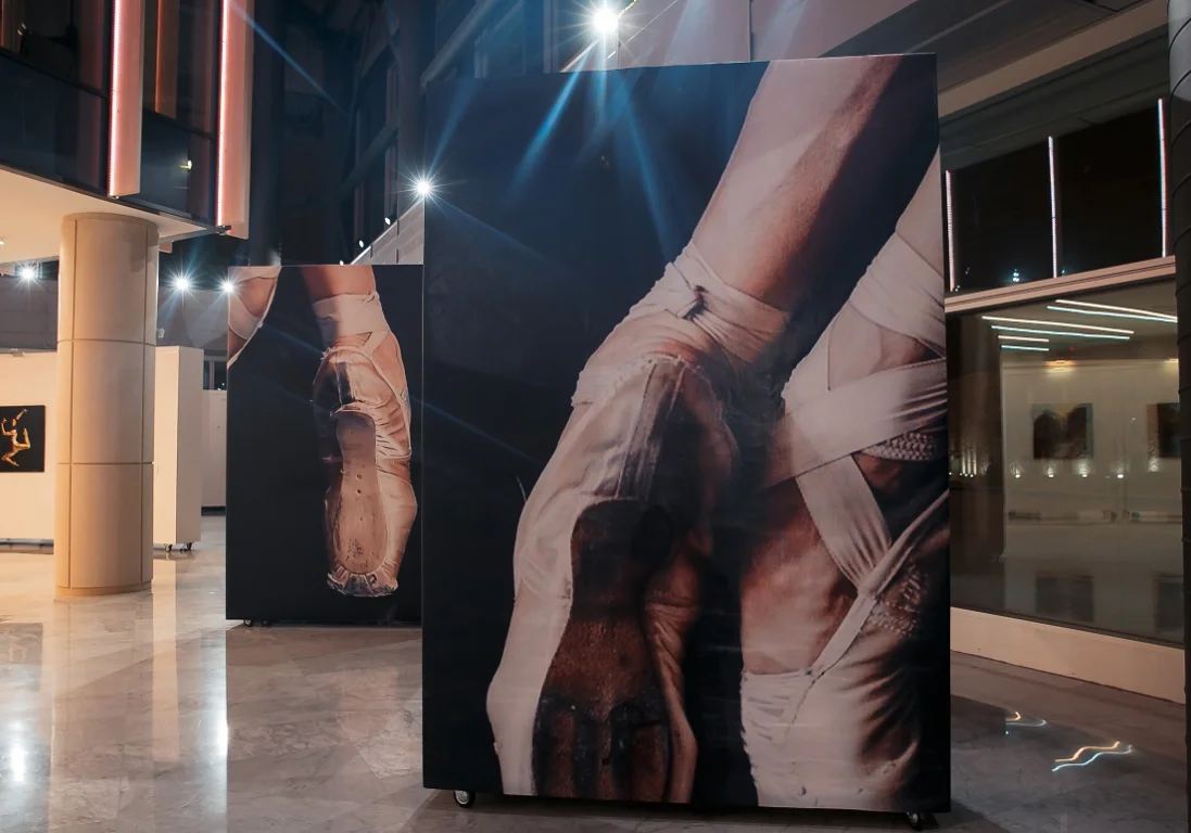 В Астане открылась выставка знаменитого художника Рона Ди Сценза &quot;Dancing in the Dark&quot;