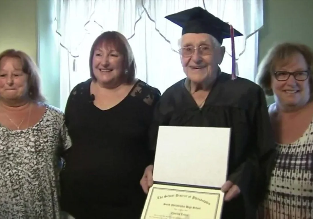 97-летний ветеран получил диплом об окончании школы